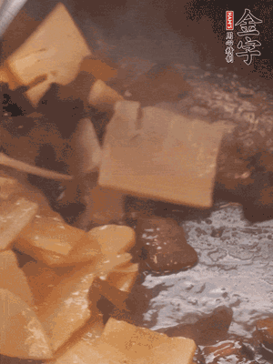熱油起鍋，下醬油肉煸炒出香味