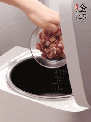 鍋中倒入豬油，油熱后炒熟上海青，給倒少許鹽調(diào)味