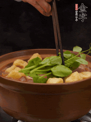 加筒骨煲的經(jīng)典配菜：金字土香腸、油豆腐、千張蓋上蓋子燜一會兒，耐心等候10分鐘。