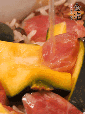 倒入溫開水，水量高出米面一個指節(jié)。