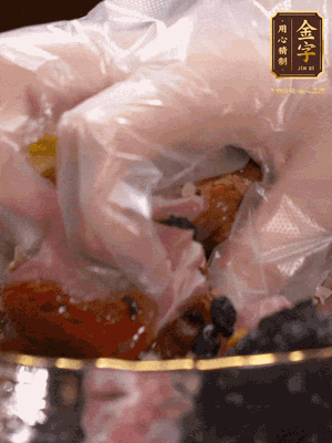 排骨洗凈后（蠔油、生抽、老抽、鹽、糖、淀粉、豆豉、蒜蓉、姜絲）腌制30分鐘