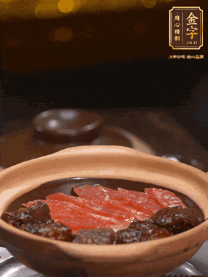 鋪上臘腸和排骨，鍋邊淋一圈油，小火煲10分鐘