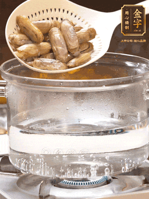 煮一鍋沸水，下蟶子汆燙30秒，撈出浸入冰水，取出蟶子肉