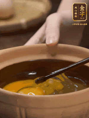 雞蛋打入砂鍋，充分打勻，1.5倍的溫水加一勺鹽，倒入蛋液中，攪拌均勻后用勺子舀去表面浮沫
