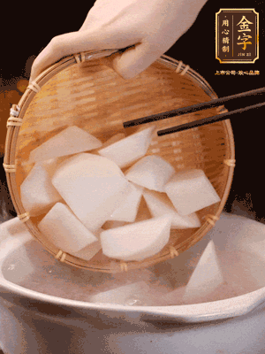 大火煮開后，轉(zhuǎn)中小火燉40分鐘，挑出蔥結(jié)，再下蘿卜燉20分鐘