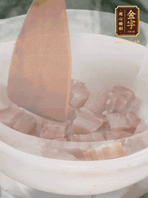 砂鍋內(nèi)咸肉微微煸出香味，再倒入開水。放排骨滾開后轉(zhuǎn)中小火篤30分鐘。（水盡量一次加足，以免中途加水沖淡鮮味。這一步是湯底濃白的關(guān)鍵）