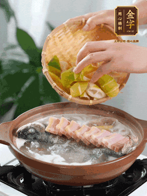 倒開水燉煮后轉(zhuǎn)移入砂鍋，淋料酒去腥、加少許鹽調(diào)味，再依次加咸肉、春筍燉煮15分鐘。
