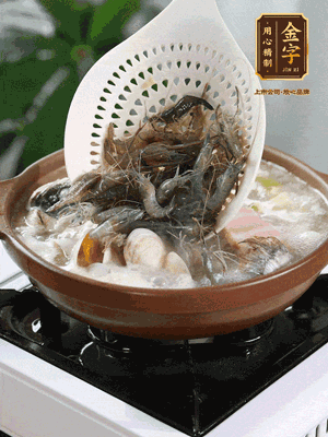 最后加一把蛤蜊、一把河蝦燜2分鐘，放一點白胡椒粉調(diào)味，撒上蔥花點綴！