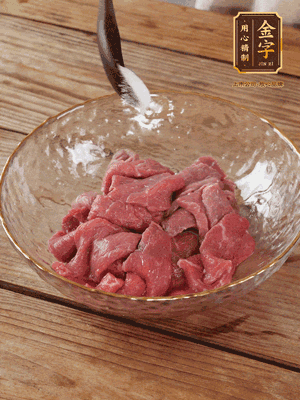 牛肉切丁，加黑胡椒海鹽、橄欖油腌10分鐘