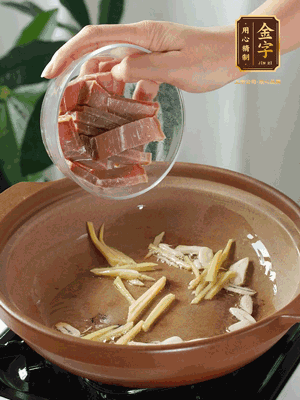 姜絲煸香后放火腿翻炒，加開水燉煮10分鐘