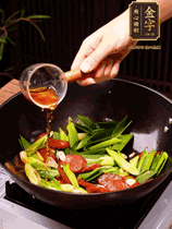 下蒜苗炒軟，沿鍋邊烹入一勺料酒，加醬油、蠔油、白糖調(diào)味炒勻