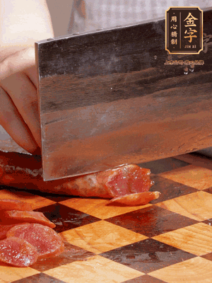 金字香腸煮熟，切片
