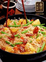 加水，沒(méi)過(guò)大部分食材。把瀝干水分的米飯均勻地鋪在上面，筷子戳幾個(gè)洞