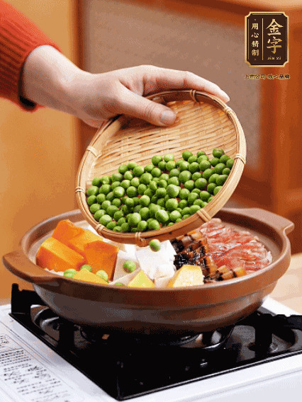 再鋪上臘腸、醬油肉、豌豆，小火煲6分鐘