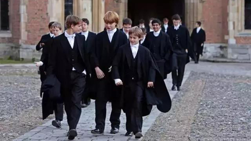 校服承擔(dān)育人功能，但為何中國校服卻承擔(dān)管理功能？