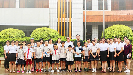 《南國(guó)早報(bào)》小記者團(tuán)走進(jìn)百裕集團(tuán)生產(chǎn)中心，探訪“學(xué)生裝”奧秘